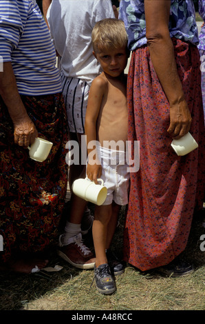 refugees from srebrenica in tuzla july 1995  queuing for food and water at Tuzla Refugee Camp Stock Photo