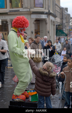 A street artist entertains the children during the Edinburgh Festival Fringe on the Royal Mile Stock Photo