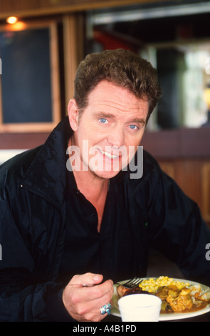 Rockstar Alvin Stardust eating a meal during a break from filming The Grimleys near manchester Stock Photo