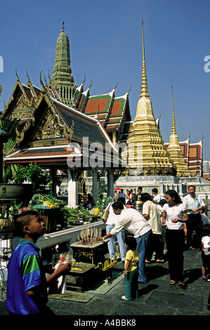 Thailand, Bangkok, Ko Ratanakosin area, Central BangkokCrowds at the Temple of the Emerald Buddha at the Grand Palace. Stock Photo