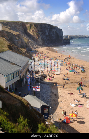 HOLIDAYMAKERS ON THE BEACH AT WATERGATE BAY NEAR NEWQUAY CORNWALL UK Stock Photo