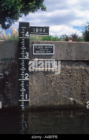 Flood Mark - High water marks of 1894, 1947 and 2003 and water level gauge on side of Mapledurham Lock, River Thames, England Stock Photo