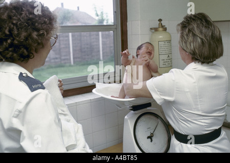 askham grange women s prison inmate weighting her baby under the vigilance of a woman prison officer Stock Photo