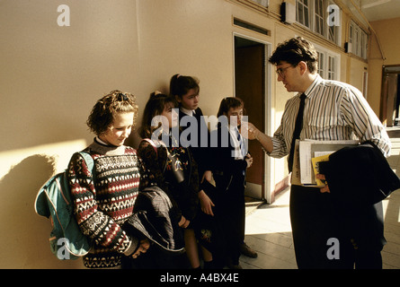 HOLYROOD SECONDARY SCHOOL CHILDREN, TALKING WITH A TEACHER GLASGOW,5/1990 Stock Photo