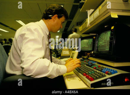 DEALER WORKING ON COMPUTER AT GOLDMAN SACKS CURRENCY, CITY OF LONDON 1988. Stock Photo