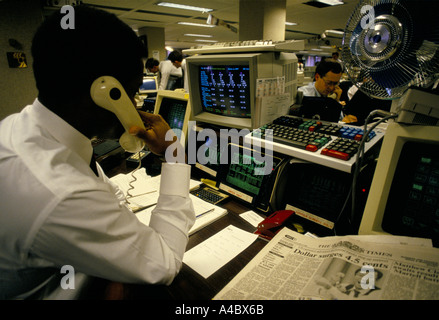 GOLDMAN SACKS CURRENCY DEALERS ON TELEPHONE IN FRONT OF COMPUTER. CITY OF LONDON 1988 Stock Photo