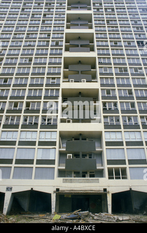 DERELICT HIGH RISE HOUSING BLOCK IN  TOXTETH, LIVERPOOL. BROKEN WINDOWS. TRASH ACCUMULATED AT FRONT ENTRANCE ON GROUND. Stock Photo