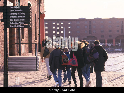 SIGNPOSTS & VISITORS IN ALBERT DOCK LIVERPOOL, 1994 Stock Photo