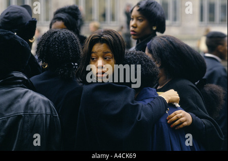 MOSS SIDE STORY' MANCHESTER, YOUNG FRIENDS OF BENJI MORN AFTER THE FUNERAL SERVICE FOR BENJI STANLEY Stock Photo