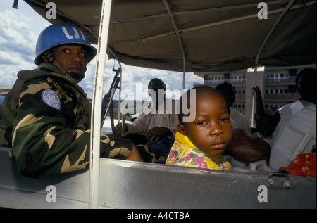 'RWANDAN CIVIL WAR', FOREIGN COUNTRY NATIONALS WHO HAVE BEEN TAKING REFUGE AT THE KING FAISAL HOSPITAL PREPARE TO BE EVACUATED TO THE AIRPORT BY Bangladeshi UN troops. APRIL 1994 Stock Photo