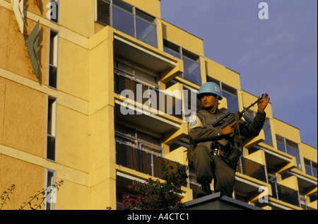 Rwandan civil war .UN troops guard the Meridian Hotel where many of the UN officers stay and where negotiations between the government troops and the RPF were held April 1994 Stock Photo