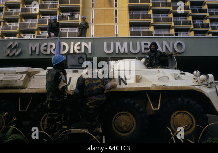 'RWANDAN CIVIL WAR', RPF NEGOTIATOR ABOUT TO ENTER THE UN ARMOURED PERSONNEL CARRIER OUTSIDE THE MERIDIAN HOTEL , April 1994 Stock Photo