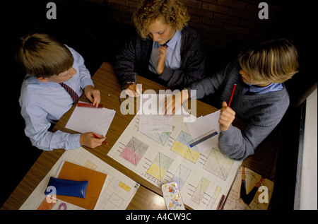 PUPILS WORKING TOGETHER ON A HISTORY PROJECT AN A SECONDARY SCHOOL. Stock Photo