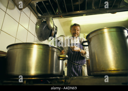 https://l450v.alamy.com/450v/a4dn69/alistair-little-a-chef-at-work-in-the-kitchen-united-kingdom-a4dn69.jpg