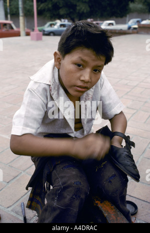 El Salvador, 11 year old boy shining shoes in the street Stock Photo