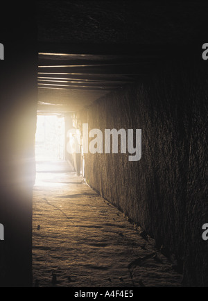 dh  MAESHOWE ORKNEY Neolithic burial mound entrance passage with midwinter sun Stock Photo