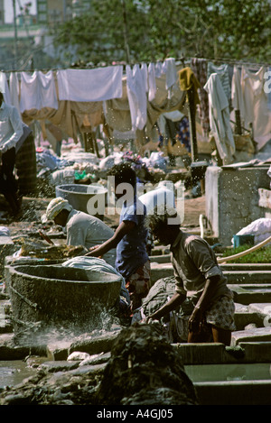 Pakistan Sind Karachi washermen beating clothes at Dhobi Ghat Stock Photo