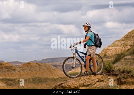 Mountain biker overlooking the badlands along the Maah Daah Hey Trail in the Little Missouri National Grasslands Stock Photo
