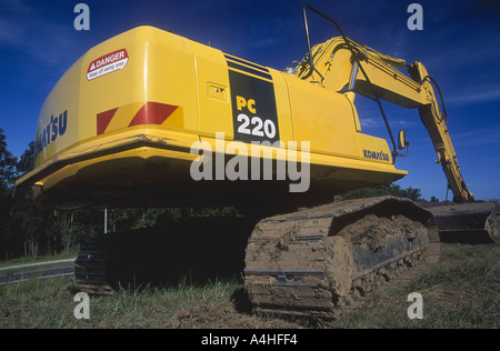 Komatsu Excavator PC 220 showing body and tracks. Blue sky background Stock Photo