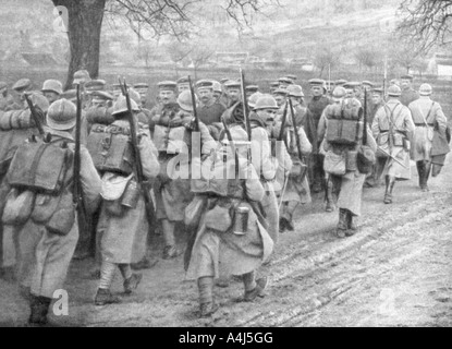 World War 1. German infantry passing through the town of Neu Sandoc, in ...