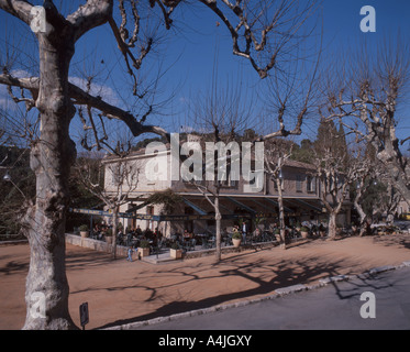 Cafe de la Place, Saint-Paul de Vence, Alpes-Maritimes, Provence-Alpes-Côte d'Azur, France Stock Photo