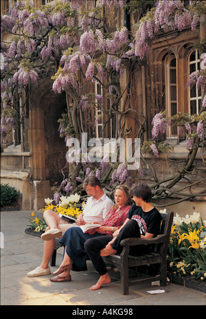 Students sitting on bench in Jesus College, Oxford Stock Photo