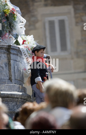 Small boy in traditional Basque dress watches crowds outside church of San Miguel, Fiesta de la Virgen Blanca, Vitoria-Gasteiz Stock Photo