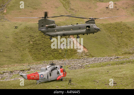 Chinook helicopter airlifting a crashed sea king helicopter Langdale valley Stock Photo
