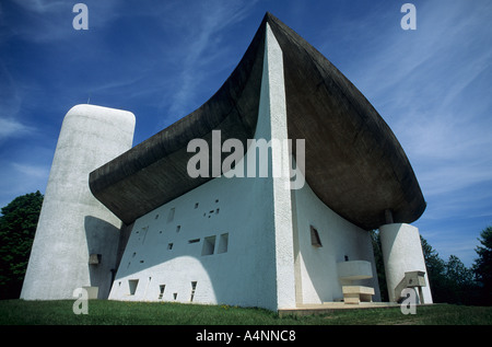 Le Corbusier Notre Dame du Haut Ronchamp. Main light tower to the left; outside pulpit and altar to the right. Stock Photo