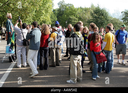Crowds watching a stationary man at Speaker's Corner in London's Hyde Park Stock Photo