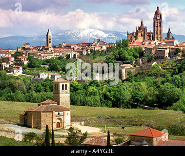 ES - CASTILE: Historic Alcazar Castle above Segovia Stock Photo