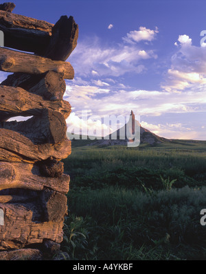 Old log cabin abandoned by settlers and Chimney Rock Nebraska USA Stock Photo