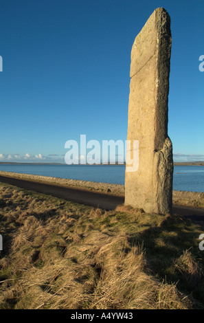dh Watch stone STENNESS ORKNEY Neolithic standing stone causeway Loch of Harray monolith Stock Photo