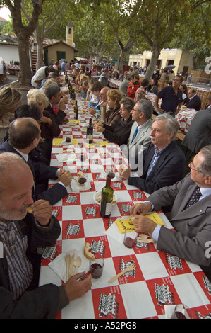 Asti Piedmont Piemonte Italy Festival delle Sagre long tables dining together Stock Photo