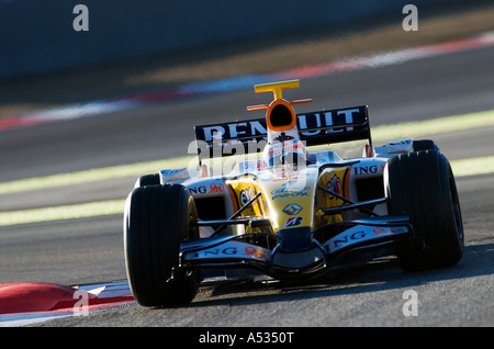 Heikki Kovalainen (FIN)  in the Renault R27 during Formula 1 testing sessions in February 2007 Stock Photo