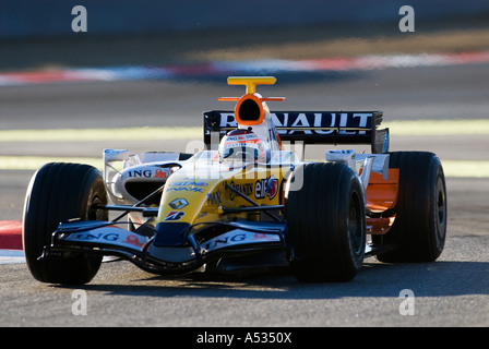 Heikki Kovalainen (FIN)  in the Renault R27 during Formula 1 testing sessions in February 2007 Stock Photo