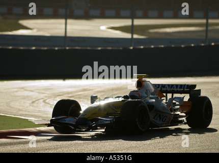 Heikki Kovalainen (FIN)  in the Renault R27 during Formula 1 testing sessions in February 2007 Stock Photo