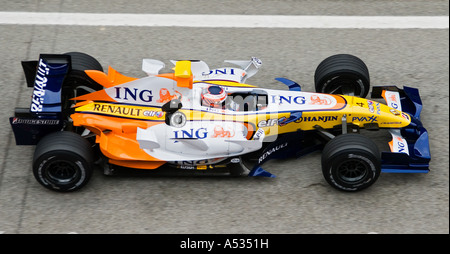 Heikki Kovalainen (FIN)  in the Renault R27 during Formula 1 testing sessions in February 2007 Stock Photo