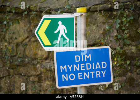 Footpath sign for public right of way with bilingual No Entry sign in English and Welsh attached. Wales UK Stock Photo