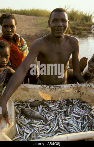 Painet hq1438 mozambique fisherman catch metangula lake nyasa economy fish food images labour nutrition country developing Stock Photo