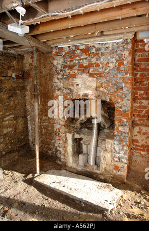 ACROW PROPS WITH THE LOAD SPREAD BY A PAIR OF SCAFFOLDING PLANKS HOLDING FLOOR JOISTS Stock Photo