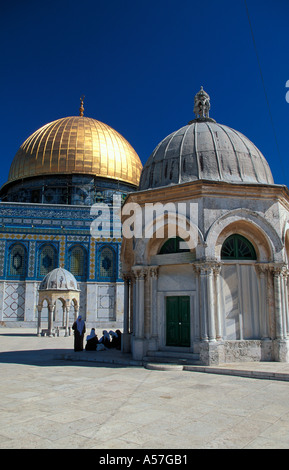 Dome of the Rock Jerusalem Israel women resting in the shadow of a building Stock Photo