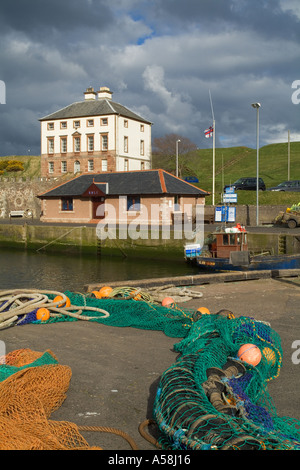 dh Gunsgreen House Berwickshire EYEMOUTH HARBOUR BORDERS SCOTLAND Scottish fishing nets quayside rnli lifeboat station Stock Photo
