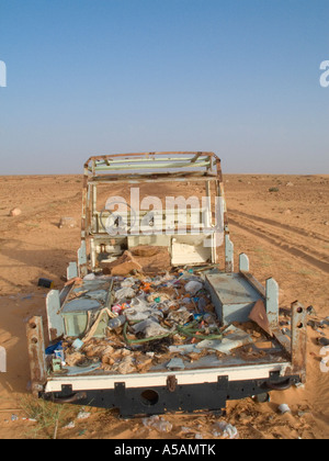 burned out car on the outskirts of Chinguetti, Mauritania, 'west africa' Stock Photo