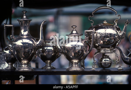 Bermondsey Square Antiques Market  New Caledonian Market, antique silver tea service  south east London. Friday market traders 1990s UK  HOMER SYKES Stock Photo