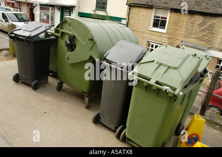 Wheelie bins in a traditional British back alley Stock Photo: 34625621 ...