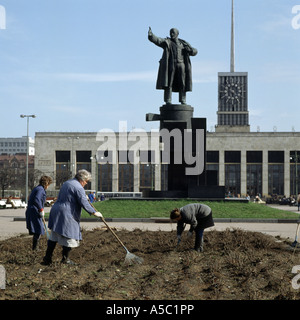 Sankt Petersburg, finnischer Bahnhof, Lenindenkmal mit Gärtnerinnen Stock Photo