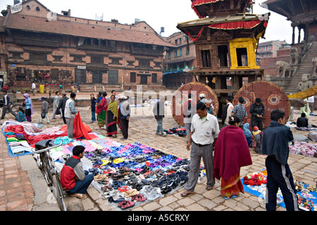 Street market, Taumadhi Tole, Bhaktapur, Kathmandu valley, Nepal 2006 Stock Photo