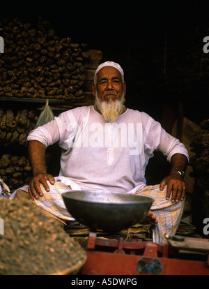 Pakistan South Punjab Bahawalpur bearded old Punjabi tobacco shopkeeper Stock Photo