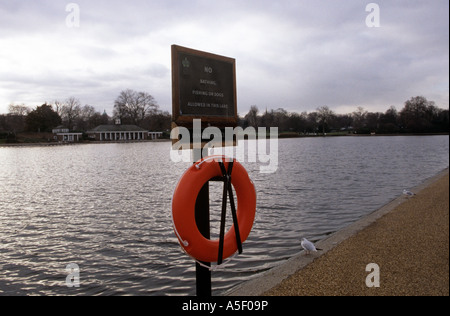 A warning sign on the bank of the Serpentine River in Hyde Park Stock Photo